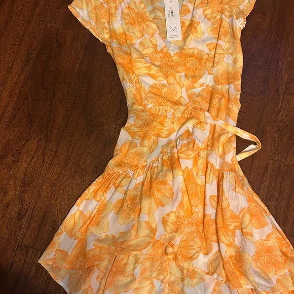 XIX palms sorrento chic Floral Wrap Dress in Yellow/white XS V neck cap sleeves - Picture 2 of 3